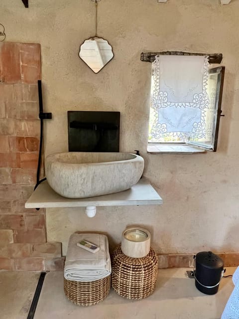 Cabanon bucolique face au Luberon Luxury tent in Lourmarin