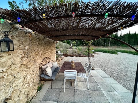 Cabanon bucolique face au Luberon Luxury tent in Lourmarin