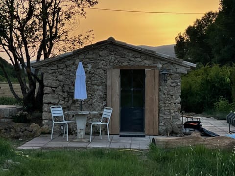 Cabanon bucolique face au Luberon Luxury tent in Lourmarin