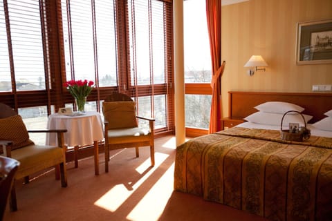 Bed, Seating area