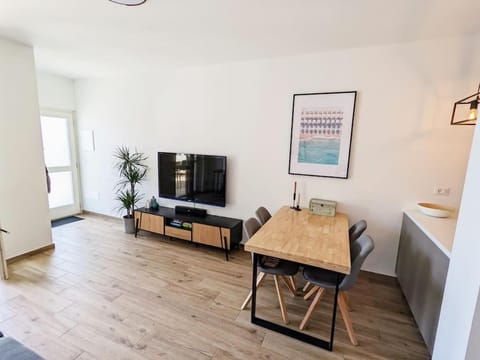 TV and multimedia, Living room, Seating area, Dining area