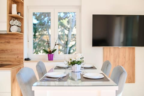 TV and multimedia, Seating area, Dining area, kitchen