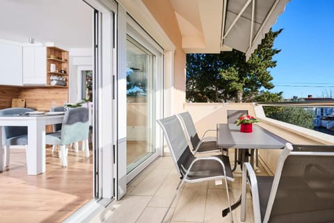 Patio, Day, Natural landscape, View (from property/room), Balcony/Terrace, Seating area, Dining area