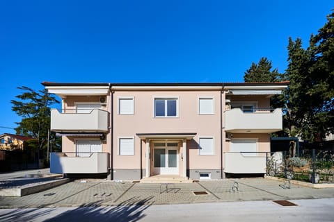 Property building, Facade/entrance, Day