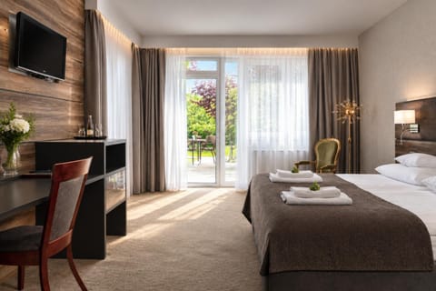 Bed, Photo of the whole room, Seating area, Bedroom