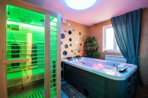 Massage, Sauna, Spa and wellness centre/facilities