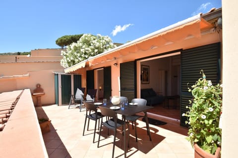 Facade/entrance, Balcony/Terrace