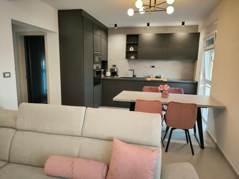 Kitchen or kitchenette, Living room, Seating area, Dining area