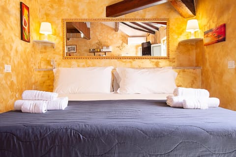 Bed, Photo of the whole room, Bedroom, towels, towels
