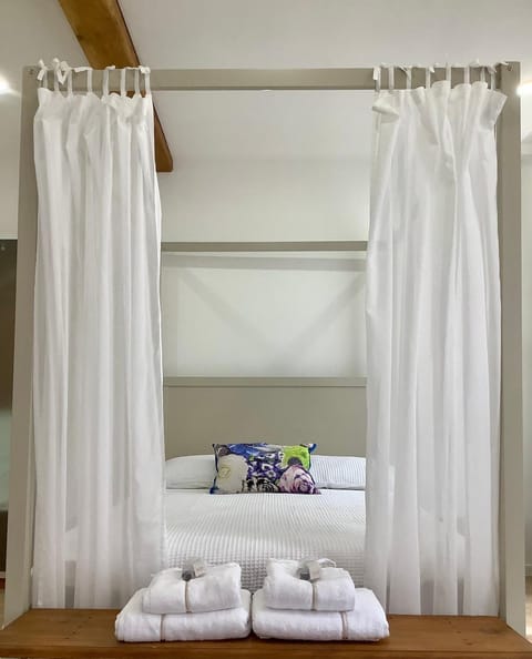 Bed, Bedroom, towels