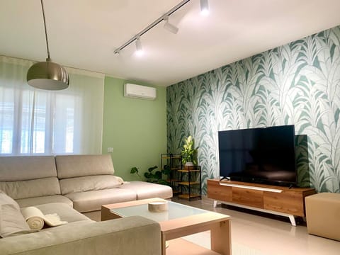 Communal lounge/ TV room, TV and multimedia, Seating area