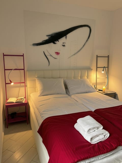 Bed, Bedroom, towels
