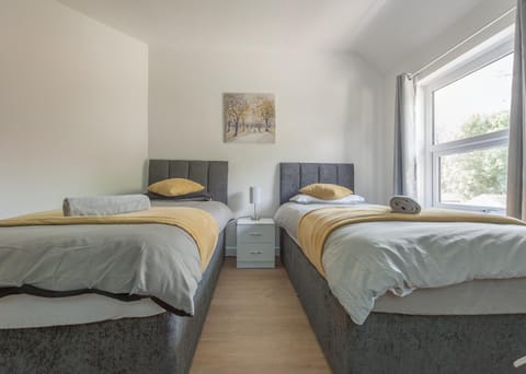 Bed, Photo of the whole room, Bedroom, storage, towels