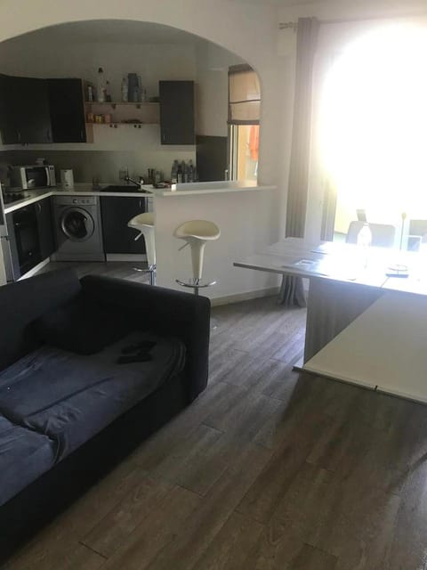 Seating area, Bedroom, internet, internet