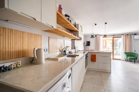Kitchen or kitchenette, Dining area, dishwasher, oven, stove, toaster