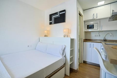 Bed, Kitchen or kitchenette, Photo of the whole room