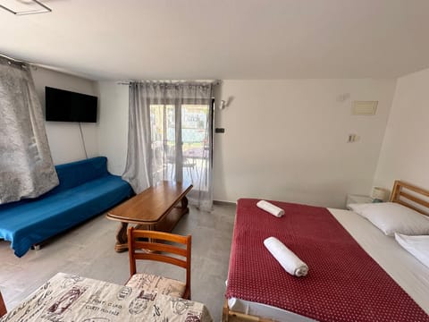 Bed, TV and multimedia, Living room, Photo of the whole room, Evening entertainment, Bedroom