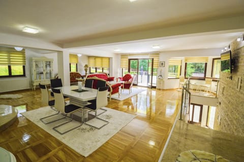 TV and multimedia, Living room, Seating area, Dining area