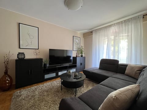 Communal lounge/ TV room, TV and multimedia, Living room, Seating area