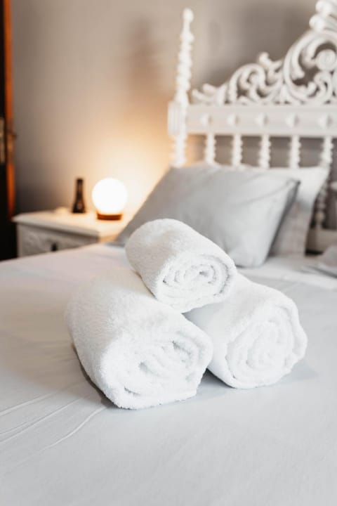 Bed, Bedroom, towels