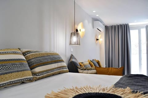 Bed, Photo of the whole room, Seating area