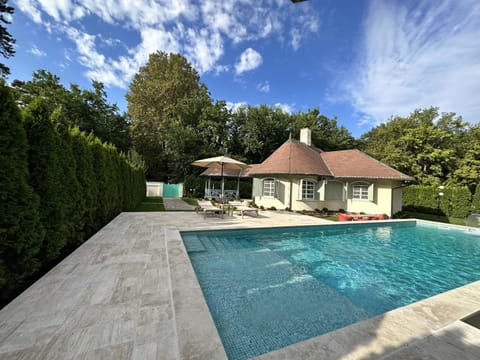 Swimming pool, Swimming pool