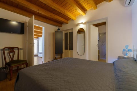 Bed, TV and multimedia, Photo of the whole room, Bedroom, wardrobe