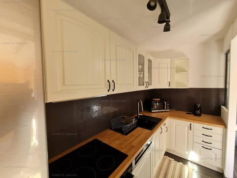 T3 rénové 49m², centre-ville Cavalaire-sur-Mer, plages à pied, clim, terrasse, parking sous-sol - FR-1-100-278 Apartment in Cavalaire-sur-Mer