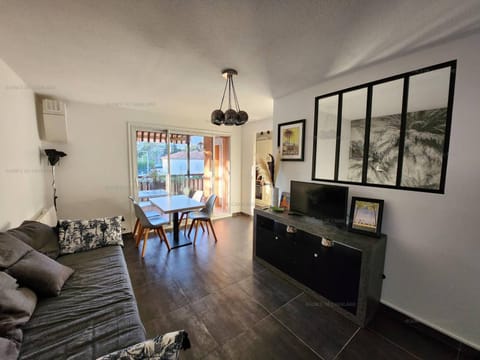 T3 rénové 49m², centre-ville Cavalaire-sur-Mer, plages à pied, clim, terrasse, parking sous-sol - FR-1-100-278 Apartment in Cavalaire-sur-Mer