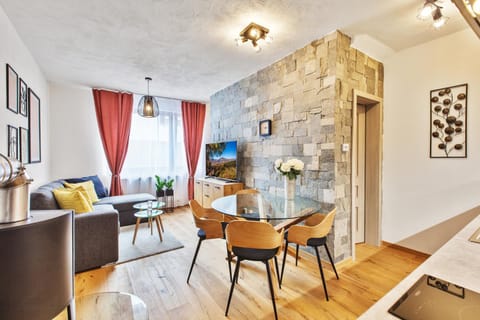 TV and multimedia, Living room, Seating area, Dining area