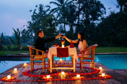 Patio, Night, People, Natural landscape, Garden, Food and drinks, Dining area, Food, Guests, Garden view, Pool view, Swimming pool, Drinks, Alcoholic drinks, group of guests