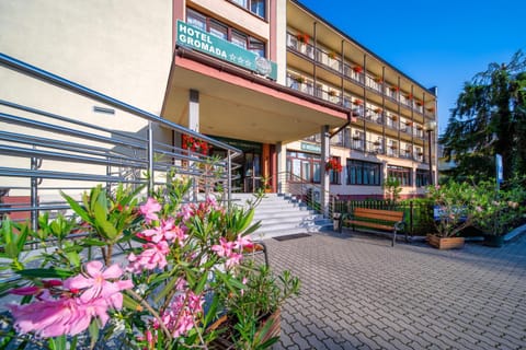 Property building, Facade/entrance, Garden view