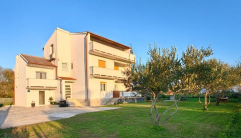 Property building, Patio, Garden, Garden view, Sports