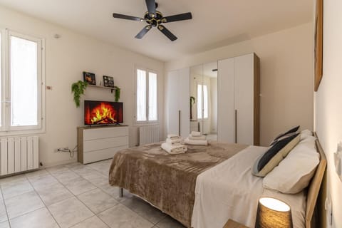 Bed, TV and multimedia, Photo of the whole room, Bedroom, towels