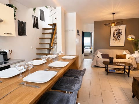 Kitchen or kitchenette, Living room, Seating area, Dining area