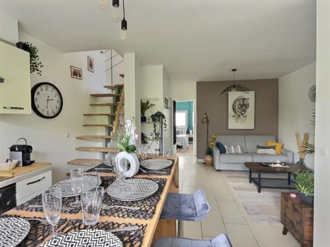 Kitchen or kitchenette, Living room, Lobby or reception, Lounge or bar, Seating area, Dining area