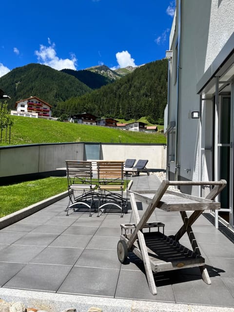 Patio, Balcony/Terrace, Mountain view