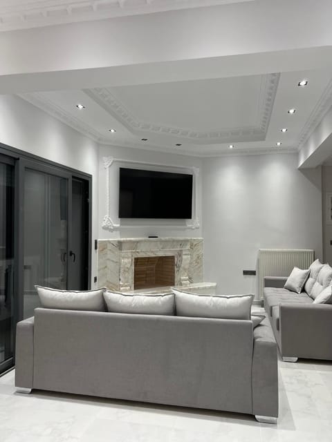 TV and multimedia, Living room, Lounge or bar, Seating area
