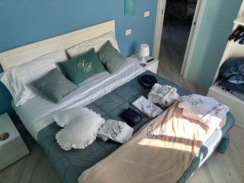 Bed, Bedroom, towels