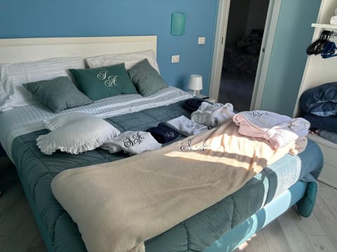 Bed, Bedroom, towels