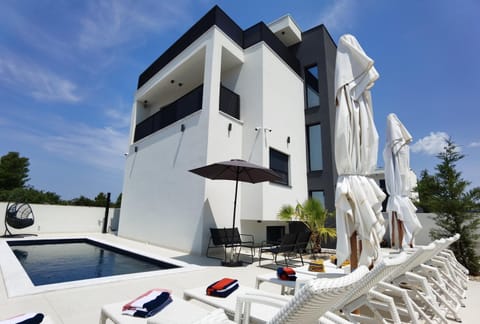 Balcony/Terrace, Swimming pool, sunbed