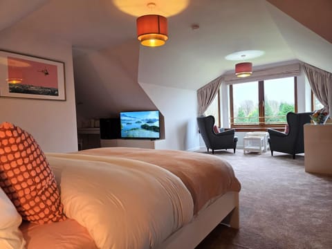 Bed, TV and multimedia, Photo of the whole room, Seating area, Bedroom