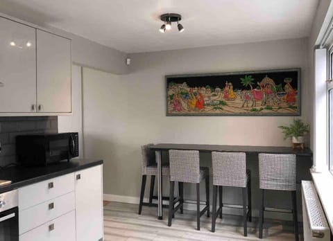 Kitchen or kitchenette, Dining area, minibar