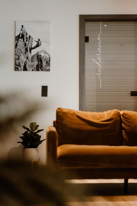 Living room, Decorative detail, Seating area