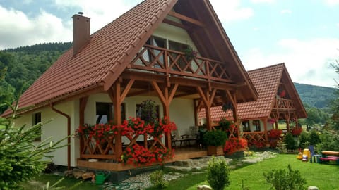 Property building, Facade/entrance, Day, Natural landscape, Garden, Garden view, Mountain view