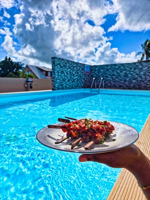 Lounge or bar, Food and drinks