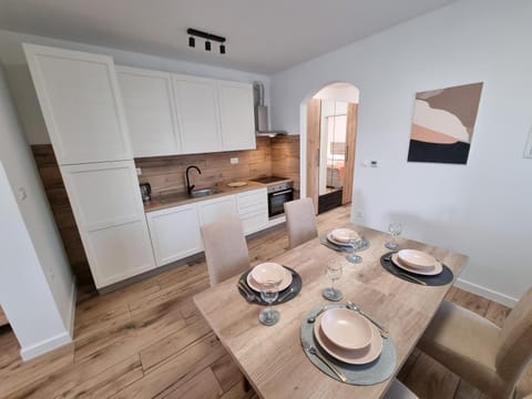 Kitchen or kitchenette, Dining area, Communal kitchen