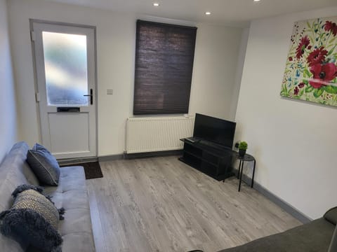 Vetrelax Colchester Three bedroom house- Sleeps up to 7 - Free Wi-Fi - Contractors - Families - Long Term Stays Apartment in Colchester