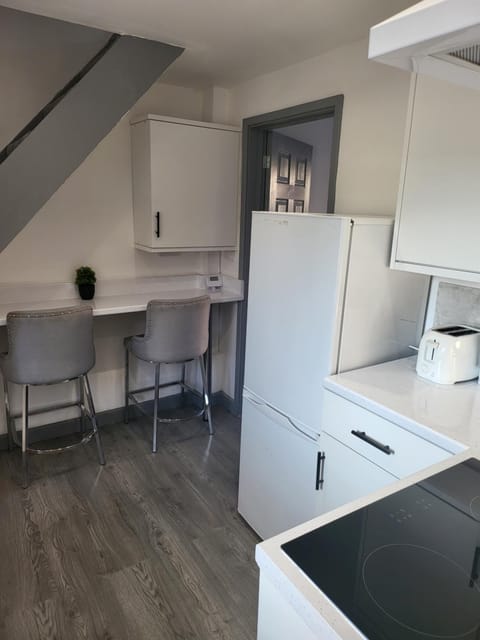 Vetrelax Colchester Three bedroom house- Sleeps up to 7 - Free Wi-Fi - Contractors - Families - Long Term Stays Apartment in Colchester