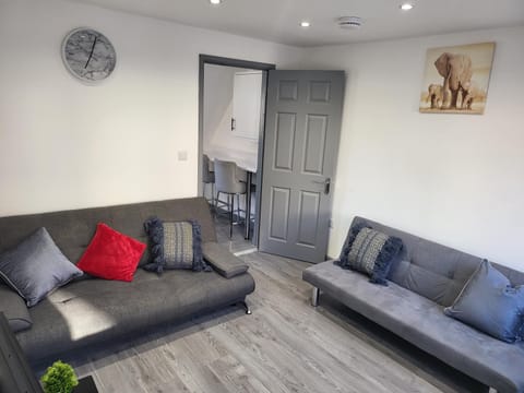 Vetrelax Colchester Three bedroom house- Sleeps up to 7 - Free Wi-Fi - Contractors - Families - Long Term Stays Apartment in Colchester